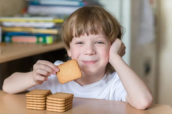 Criança comendo biscoito